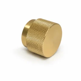 Møbelknop i mørk børstet messingfinish Ø37 mm.