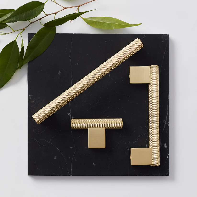 Bøjlegreb i børstet messingfinish med riflet greb 128 mm. BV006511M - Billede 3